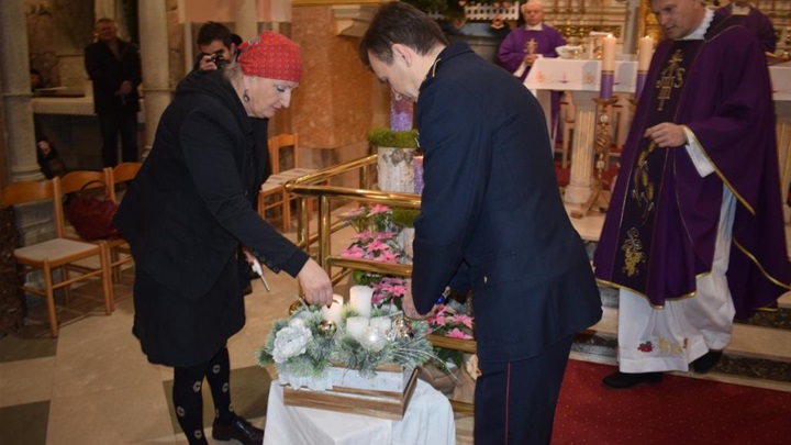 U Svetištu MBB-e upaljena 4. svijeća na županijskom adventskom vijencu3.JPG
