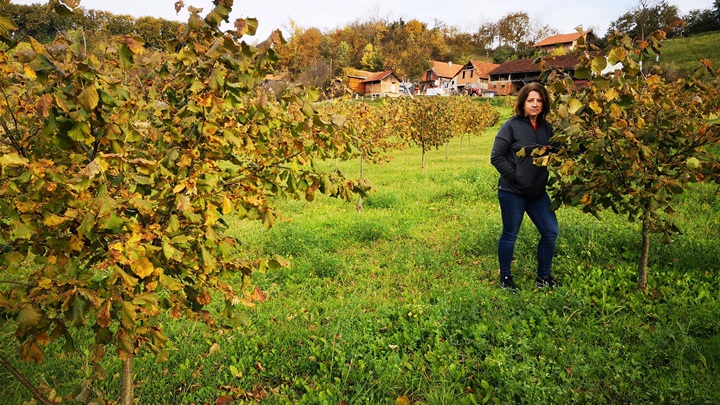 Božica Šoštarko na plantaži.jpg
