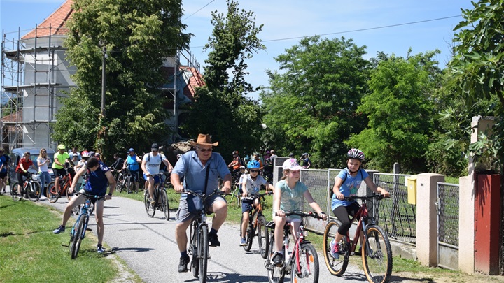 Biciklijada ''Četiri kapelice'' i Biciklistički Romarski put okupili stotinjak biciklista svih uzrasta13.JPG