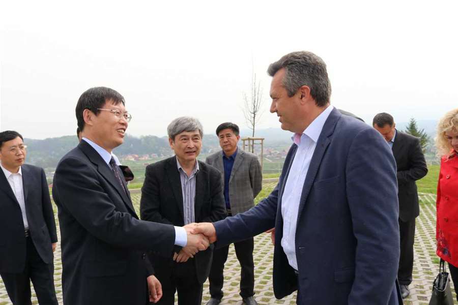 kinezi u zaboku smanjeno 2.jpg