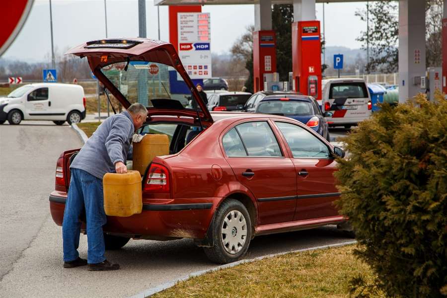 Gužve na benziskama 11.jpg