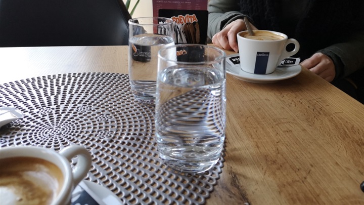 voda u kafiću.jpg