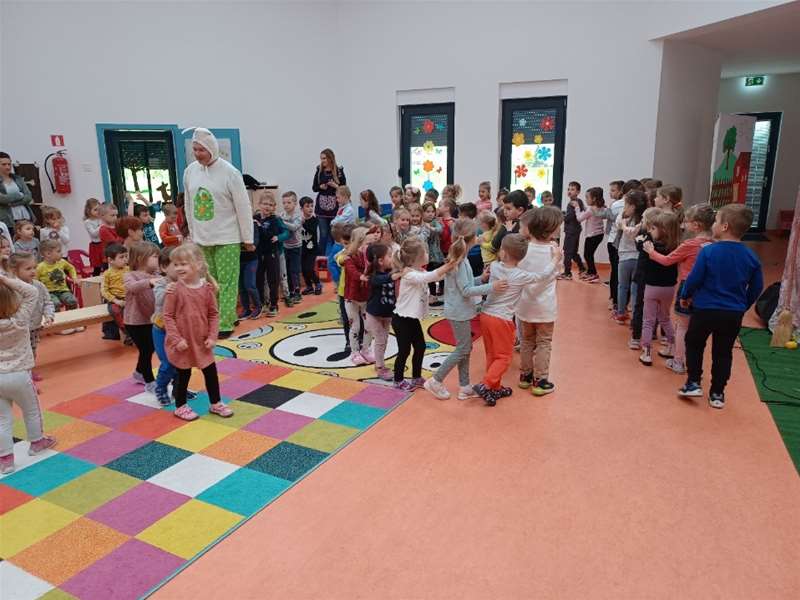 ''Pažnja, pažnja dar sa neba, vanzemaljac ili beba''7.jpg