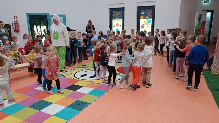 ''Pažnja, pažnja dar sa neba, vanzemaljac ili beba''7.jpg