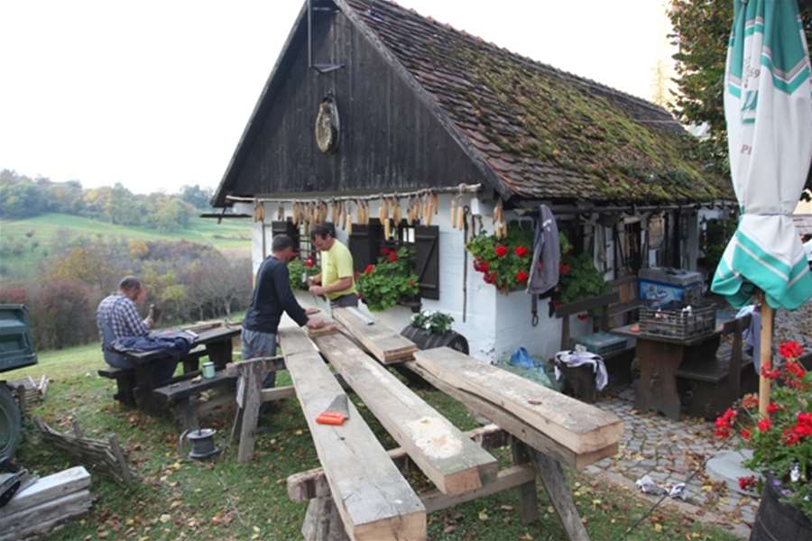 kućica pod lipom2.JPG