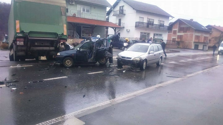foto: policija zaustavlja kzž