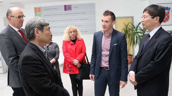 kinezi u zaboku smanjeno 19.jpg