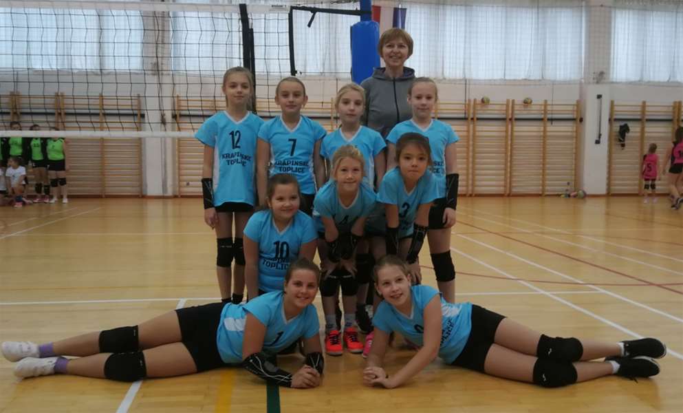 SPORT 20.11_ODBOJKA MLAĐE KATEGORIJE NOVIH SEDAM POBJEDA ZA MALE ODBOJKAŠICE TOPLICA Ekipa Toplica u mini odbojci .jpg