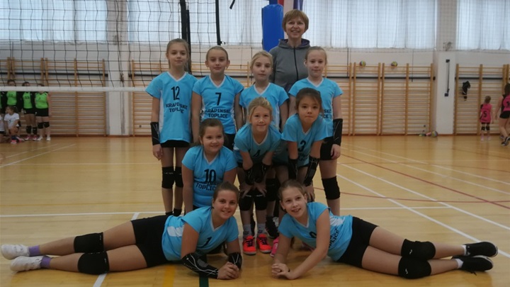 SPORT 20.11_ODBOJKA MLAĐE KATEGORIJE NOVIH SEDAM POBJEDA ZA MALE ODBOJKAŠICE TOPLICA Ekipa Toplica u mini odbojci .jpg