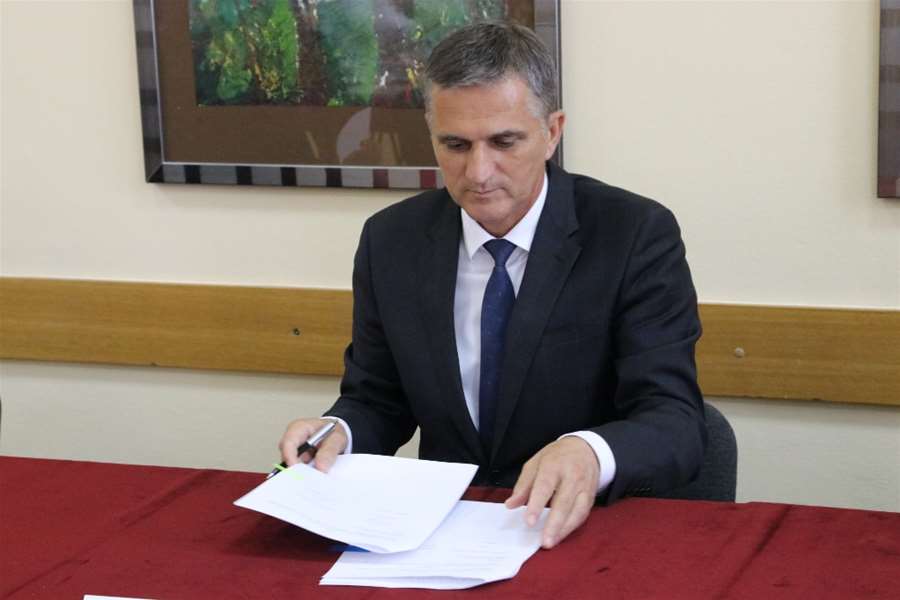 marić potpisuje.JPG