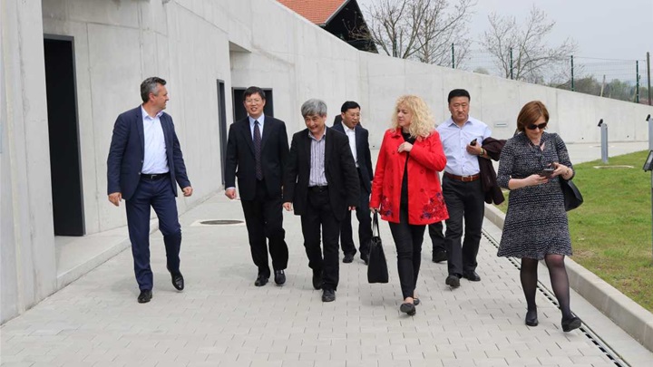 kinezi u zaboku smanjeno 8.jpg