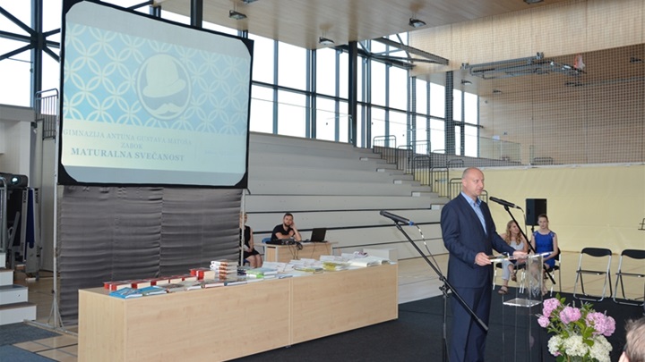 GIMNAZIJA MATURANTI 2.jpg