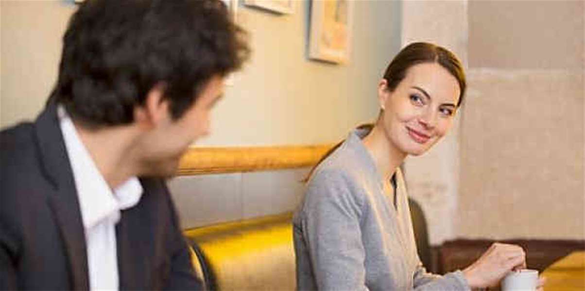 muškarac gleda ženu.jpg