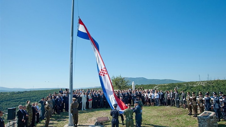 podizanje stijega na kninskoj tvrđavi.jpeg