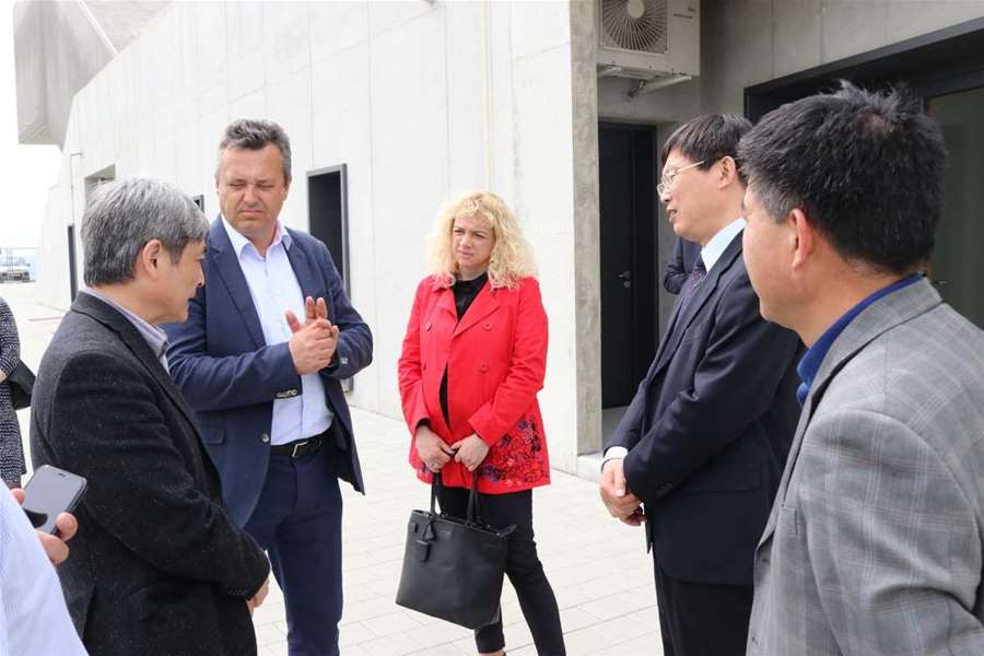 kinezi u zaboku smanjeno 7.jpg