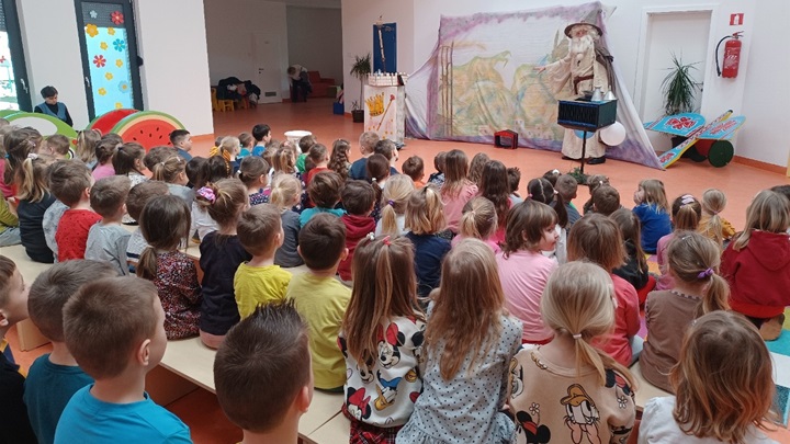 Predstava za djecu u DV Pušlek1.jpg