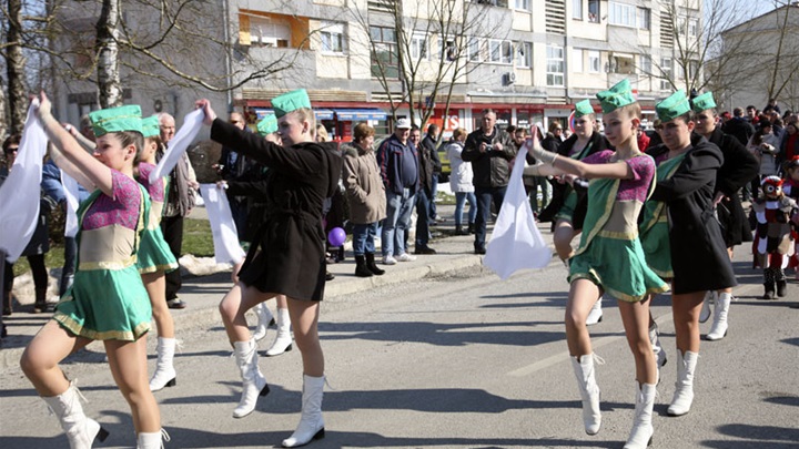 mazoretkinje z maca.jpg