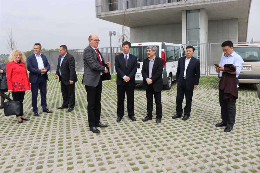 kinezi u zaboku smanjeno 1.jpg