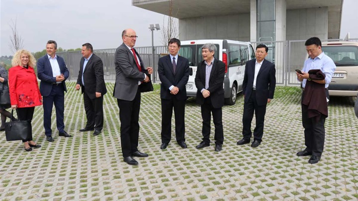 kinezi u zaboku smanjeno 1.jpg