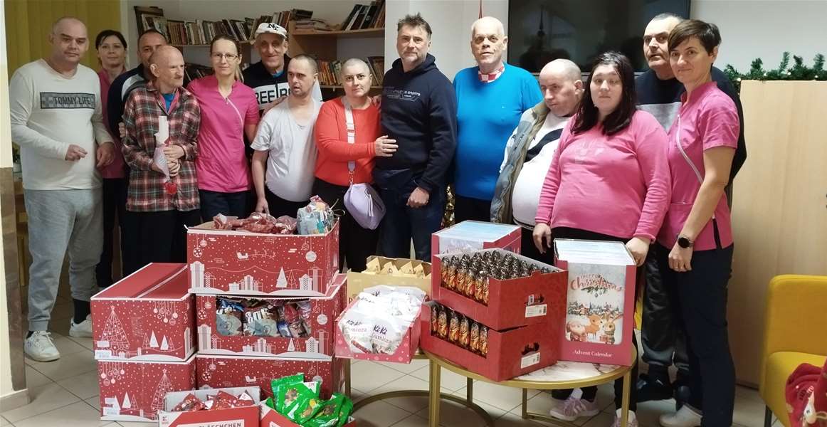 Sa korisnicima Centra PUSTODOL_06.12._donacija.jpg