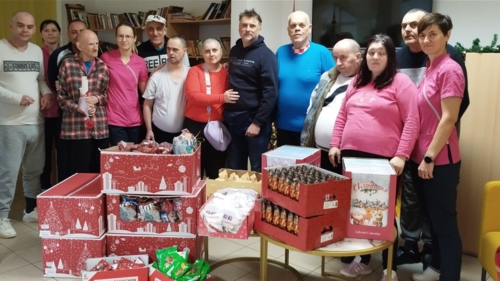 Sa korisnicima Centra PUSTODOL_06.12._donacija.jpg