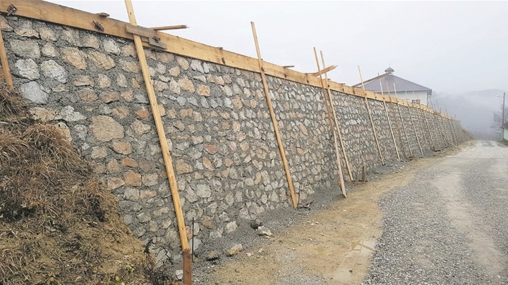 Izgrađen je potporni zid ispod mrtvačnice kod groblja u Loboru