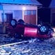 Pijana vozačica probila ogradu obiteljske kuće, automobil završio na krovu