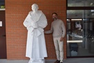 Akademski kipar Tomislav Kršnjavi darovao Svetištu MBB-e kip kardinala Franje Kuharića2.JPG