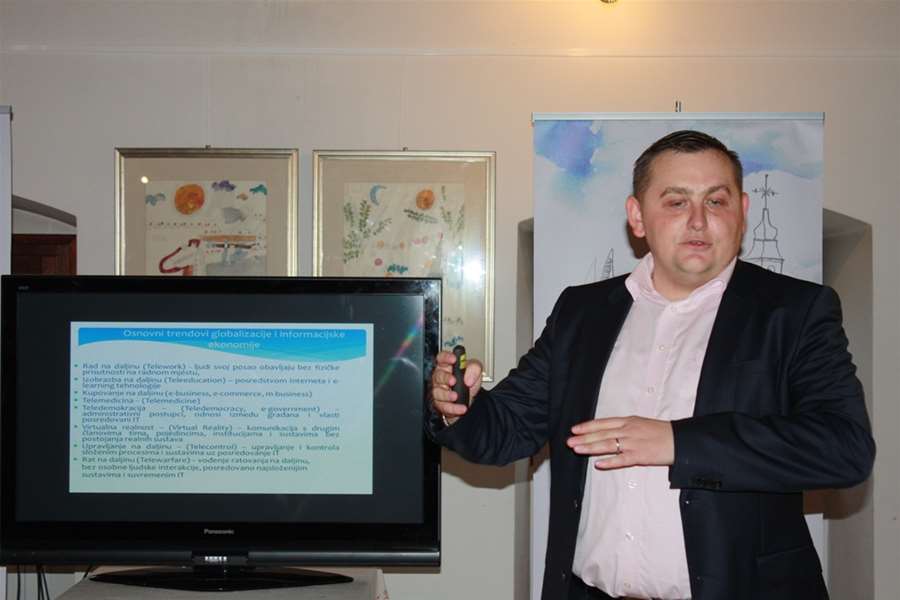 začretje udruga djedovina znastvena tribina.JPG