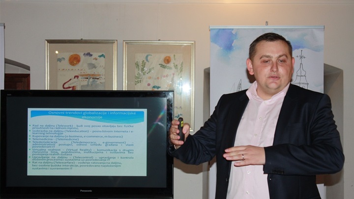 začretje udruga djedovina znastvena tribina.JPG