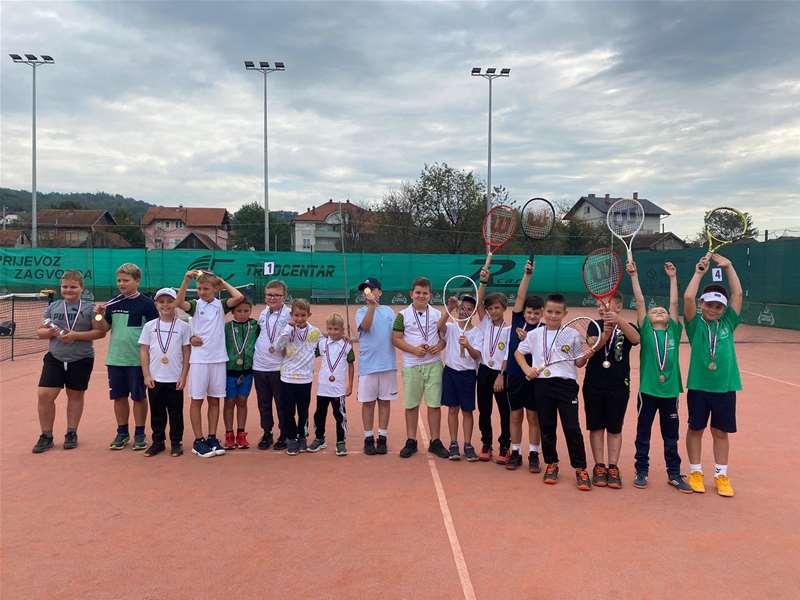 SPORT 3.10_TENIS IGRALO ČAK 70 MLADIH TENISAČA I TENISAČICA3.jpg