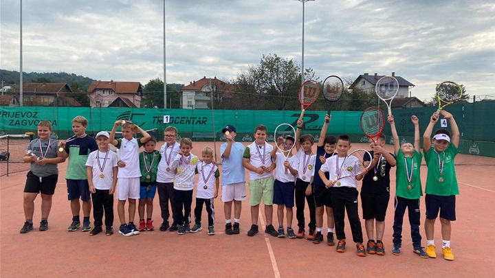 SPORT 3.10_TENIS IGRALO ČAK 70 MLADIH TENISAČA I TENISAČICA3.jpg