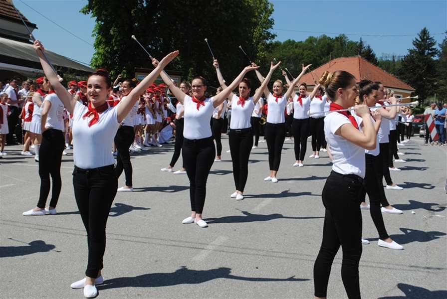 desinićke mažoretkinje glavna.JPG