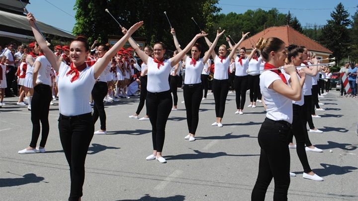 desinićke mažoretkinje glavna.JPG