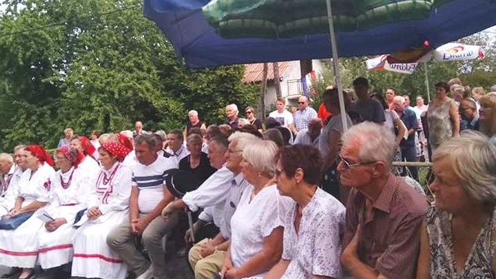 Okupljeni na misi kod Mrzljakovog raspela.jpg