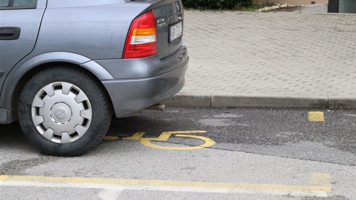 parkirno mjesto za osobe za invalidetom parking.jpg