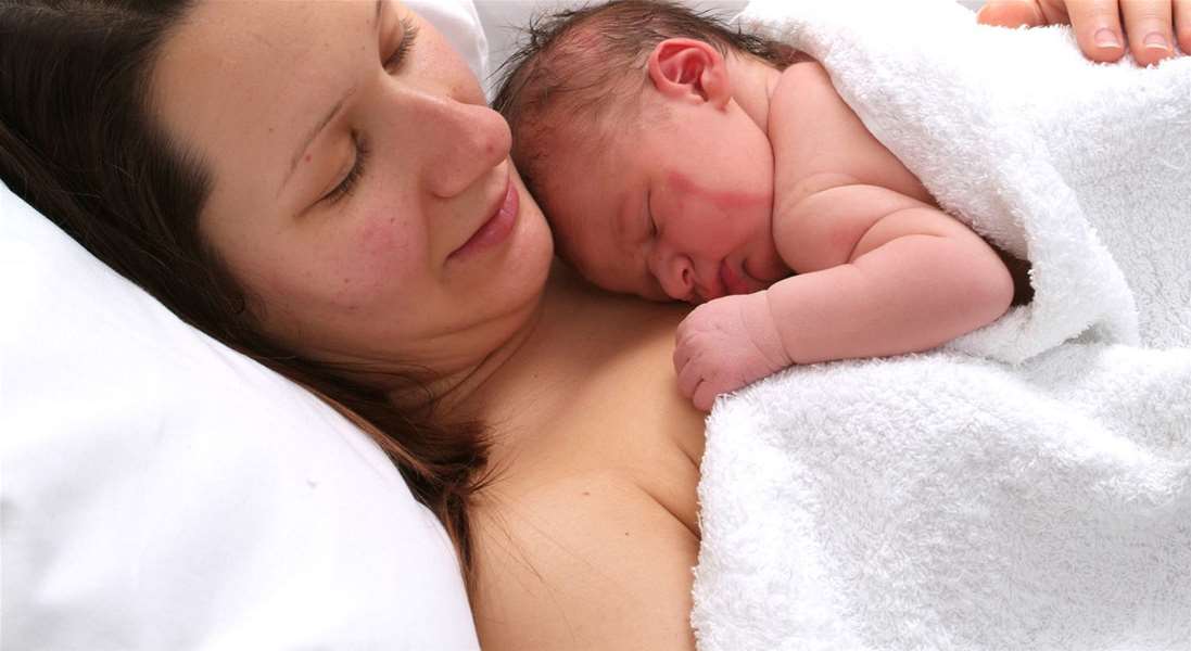newborn-sleeping-skin-to-skin-copy-1-e1628238845356.jpg