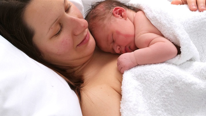 newborn-sleeping-skin-to-skin-copy-1-e1628238845356.jpg