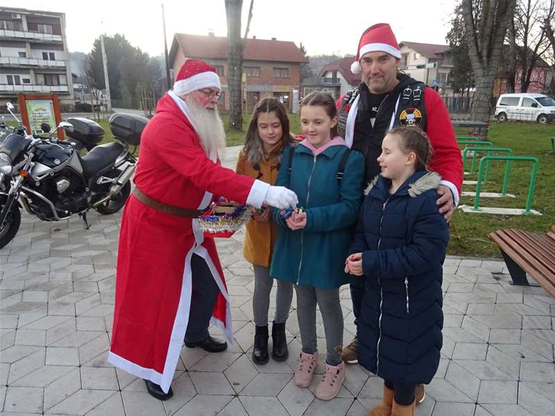 Djed Božićnjak darivao je najmlađe.JPG