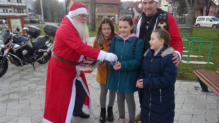 Djed Božićnjak darivao je najmlađe.JPG