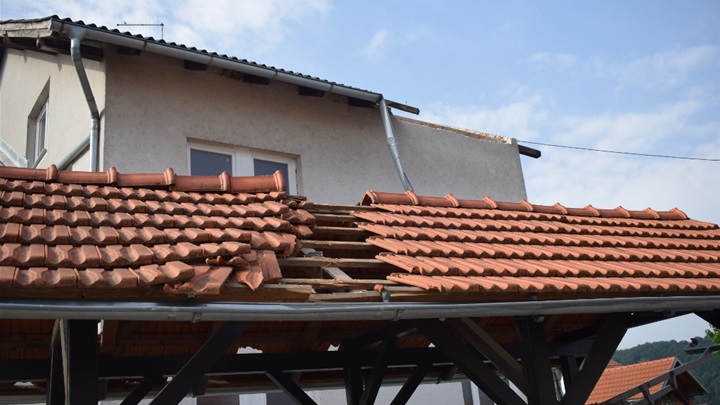 Oluja odnijela krov na Vatrogasnom domu DVD-a Tugonica-Podgrađe 2.JPG