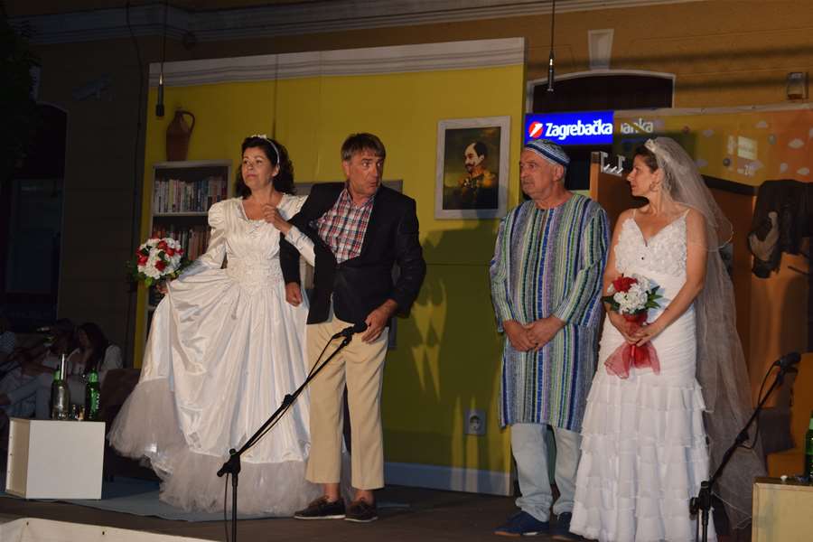 ''Susjedi'' Kerekesh teatra nasmijali i oduševili bistričku publiku09 (1).JPG