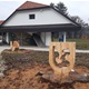Grb Općine u drvu i ruka koja želi dobrodošlicu posjetiteljima nove su prepoznatljivosti Kumrovca