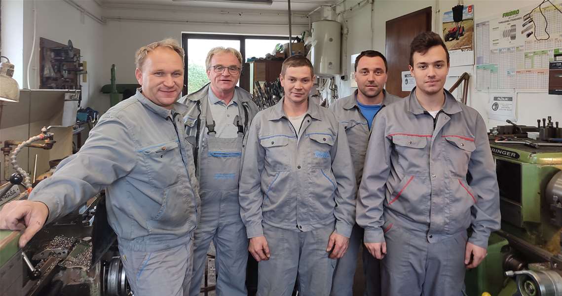 sin, otac, sin, desno 2 rođaka u obiteljskoj mehaničkoj radionici u Kraljevcu na Sutli.jpg