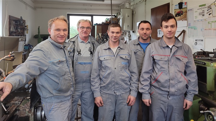 sin, otac, sin, desno 2 rođaka u obiteljskoj mehaničkoj radionici u Kraljevcu na Sutli.jpg