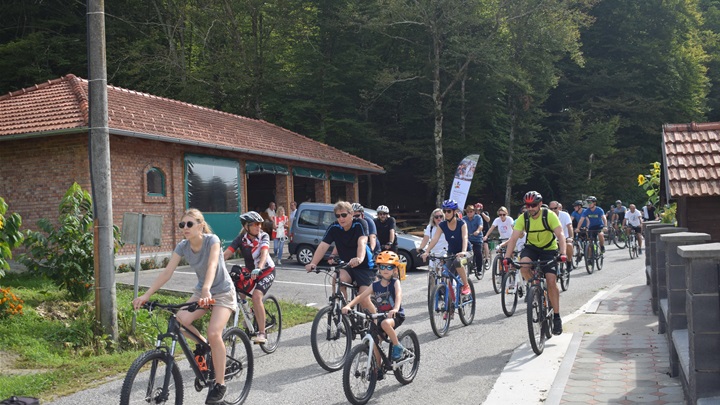 Stotinjak biciklista uživalo na popularnoj biciklijadi 12.JPG