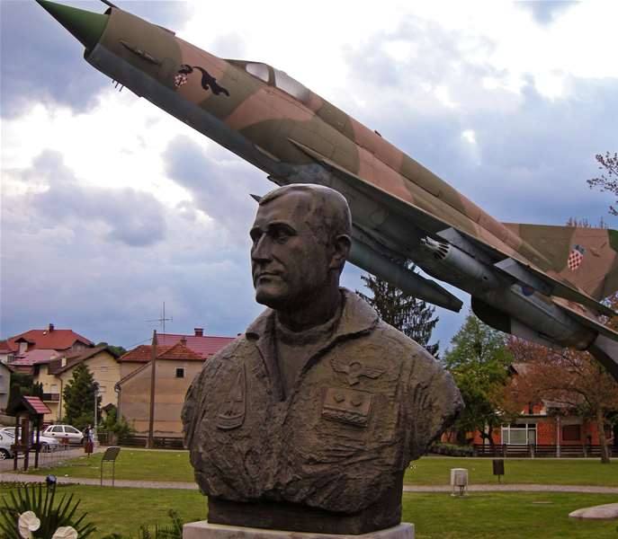 Prigodno postavljeni MiG-21 u Spomen - parku Rudolfa Perešina u Gornjoj Stubici