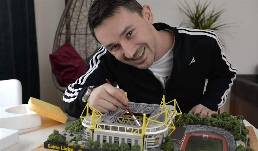 Josip Maršić izlaže makete nogometnih stadiona .jpg