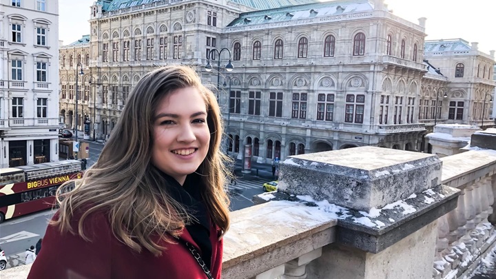 Lucija ispred Beč. drž. opere.JPG