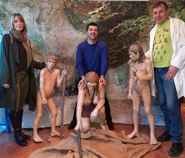 6. Djelatnici Muzeja krapinskih neandertalaca sa starim  rekonstrukcijama neandertalaca koje su obnovljene .jpg